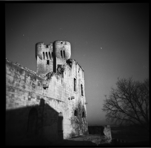 Abbaye de Montmajour. Hogla 120CFN. 320 Tri-X - Hogla 120CFN. 320 Tri-X.
Abbaye de Montmajour: La tour Pons de l'Orme.
On y accède en longeant le mur du réfectoire. La tour élevée sur l'ancien cimetière fut édifiée à partir de 1369 par le maitre d'oeuvre Guillaume Helinc à l'initiative de l'abbé cardinal Pons de l'Orme (1368-1380). Placée sous l'autorité du pape d'Avignon. img004.jpg