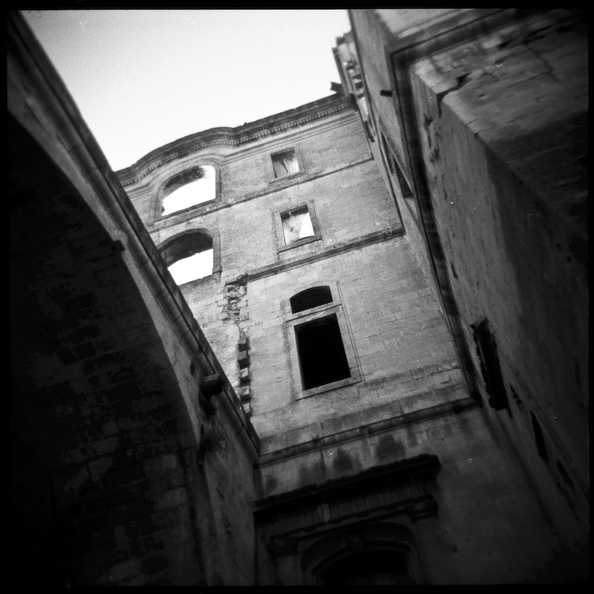 Abbaye de Montmajour. Hogla 120CFN. 320 Tri-X - Abbaye de Montmajour : Holga 120 CFN img007rez.jpg