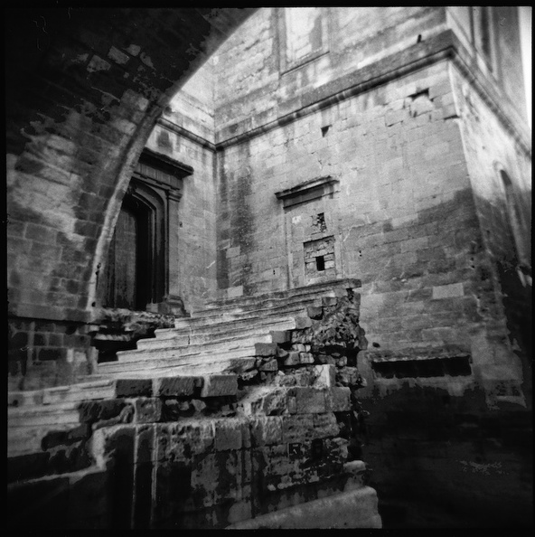 Abbaye de Montmajour. Hogla 120CFN. 320 Tri-X - Abbaye de Montmajour : Holga 120 CFN. Vieil escalier. img008rez.jpg