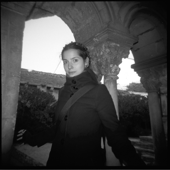 Portrait. Hogla 120CFN. 320 Tri-X - Portrait volé. Abbaye de Montmajour. Holga 120 CFN. TriX 320. img010rez.jpg
