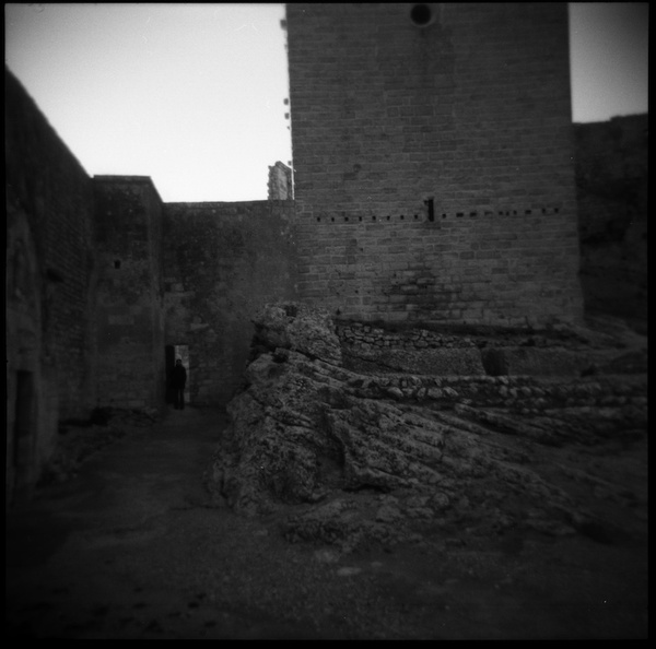 Abbaye de Montmajour: Tombes dans la pierre. Hogla 120CFN. 320 Tri-X - Abbaye de Montmajour, septembre 2007.
Photo prise au Holga120 CFN avec une 320 TriX img013rez.jpg