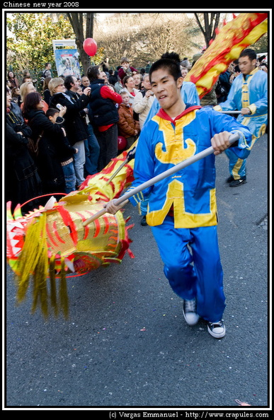 Nouvel an chinois 2008. Défilé du dragon - Défilé du nouvel an chinois a Paris. Année du cochon.
Traditionel défilé du dragon.
Le Nouvel An Chinois est la célébration du premier jour du printemps dans le calendrier lunaire. Il se situe selon les années entre le 20 janvier et le 18 février.
La Danse du Dragon se jouait généralement le dernier jour du Festival de la Lanterne. Il faut avoir une dizaine de personnes pour l'exécuter, la taille du dragon mesurant au moins 8 mètres ou même 10, avec plusieurs sections d'un mètre et plus pour chacune. Le dragon est fait de perches de bambou et de tissu de soie, parfois illuminé par des bougies à l'intérieur de son corps. Les exécutants qui tiennent chacun une section font le mouvement d'ensemble, de manière que le dragon monte, descend, tourne, s'enroule ou se déroule gracieusement. 20071027_CNY10.jpg