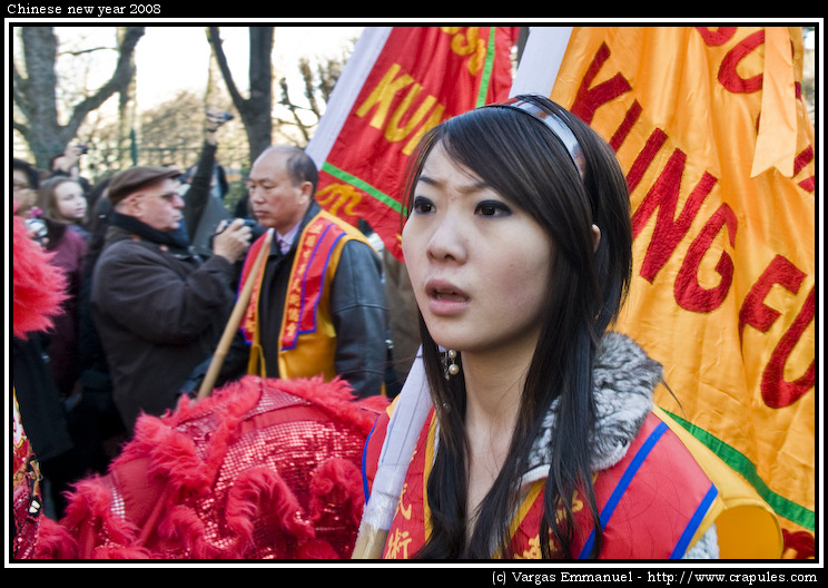 Nouvel an chinois 2008. Défilé du dragon - Défilé du nouvel an chinois a Paris. Année du cochon.
Traditionel défilé du dragon.
Le Nouvel An Chinois est la célébration du premier jour du printemps dans le calendrier lunaire. Il se situe selon les années entre le 20 janvier et le 18 février.
La Danse du Dragon se jouait généralement le dernier jour du Festival de la Lanterne. Il faut avoir une dizaine de personnes pour l'exécuter, la taille du dragon mesurant au moins 8 mètres ou même 10, avec plusieurs sections d'un mètre et plus pour chacune. Le dragon est fait de perches de bambou et de tissu de soie, parfois illuminé par des bougies à l'intérieur de son corps. Les exécutants qui tiennent chacun une section font le mouvement d'ensemble, de manière que le dragon monte, descend, tourne, s'enroule ou se déroule gracieusement. 20071027_CNY23.jpg