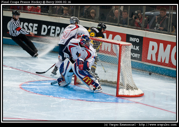 Finale de la coupe de France de Hockey sur glace 2008 (coupe Magnus) au Palais Omnisport de Paris Bercy (POPB). Match opposant les Bruleurs de loups de Grenoble contre dragons de Rouen.
Une ambiance festive, des olas, une animation musicale avec un disc jockey, des kops surexcités, des pom pom girls, un lâcher de ballons au coup de sifflet final, bref un spectacle à la nord américaine, mais aussi tout de même un public connaisseur et surtout un match d’une très grande qualité, joué par deux équipes très affûtées, avec des joueurs se livrant sans retenue. Du hockey sur glace de cette qualité on en redemande au POPB.
on vit l’équipe de ROUEN d’entrée de jeu faire le forcing. Mais GRENOBLE offrit une forte résistance et laissa passer l’orage avant de contre attaquer vigoureusement et même d'ouvrir le score à 14'32 de jeu par Sacha Treille. A 7'12 dans le second tiers ROUEN égalise par Carl Mallette. A partir de ce moment là le match devint plus équilibré et se termina sur le score de 2 à 2 au bout du temps règlementaire. Il fallut donc jouer les prolongations à 4 joueurs de champ seulement. Mais ce ne fut pas suffisant pour départager les deux équipes. On eut donc recours aux tirs au but et à ce petit jeu là, ce furent les Brûleurs de Loups qui l’emportèrent 3 à 2. (texte http://blog.france3.fr/quidduhockeysurglacefrancais/index.php/2008/02/19/67066-spectacle-total-au-popb)
20080216_FFHG33.jpg